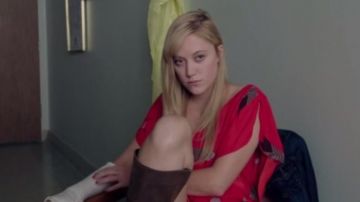 La robe rouge à plumes de Jay Height (Maika Monroe) dans It Follows