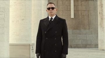 Los guantes de cuero de James Bond (Daniel Craig) en la secuencia final de Spectre