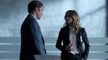Top blanc (blouse) de Joy Meachum dans Iron Fist Saison 1 Episode 8 (S01E08)