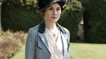 The jacket of Lady Mary Crawley (Michelle Dockery) in Downton Abbey S01E03