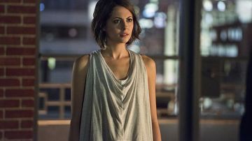 La camiseta de Thea Queen (Willa Holland) en Arrow S03E15