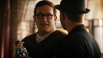 La figurine Super Fun Guy de Sylvester Dodd (Ari Stidham) dans Scorpion S02E01