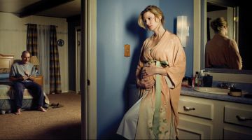 The dressing gown kimono with flowers of Skyler White (Anna Gunn) in the series Breaking Bad (Season 2)