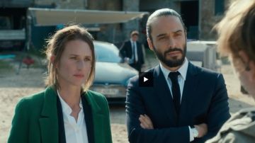 La veste verte de Andréa Martel (Camille Cottin) dans Dix pour cent S02E01