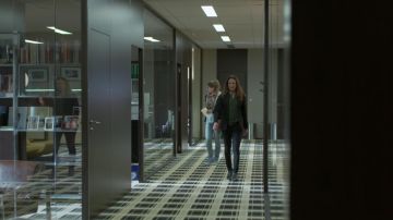 La alfombra en el piso de la agencia ASK en Dix Pour Cent S01E01