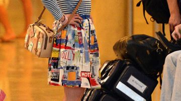 La jupe portée par Lou Clark (Emilia Clarke) à l'aéroport dans Avant Toi