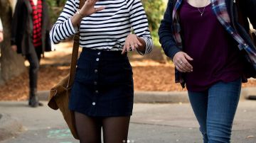 The shoulder bag brown Jessica Davis (Alisha Boe) in 13 reasons why S01E02