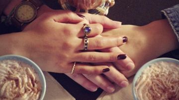 The ring of Jessica Davis (Alisha Boe) in 13 Reasons Why S01E02