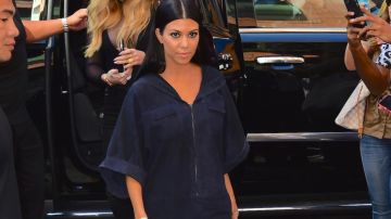 The black dress zip t-shirt style of Kourtney Kardashian in The incredible family Kardashian