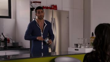 La rana azul de Lito Rodríguez (Miguel Ángel Silvestre) en Sense8 S02E08