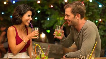 Le robe rouge et blanche de Juliette (Reem Kherici) dans Jour J