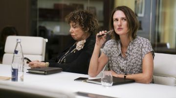 Le chemisier de Andréa Martel (Camille Cottin) dans Dix pour cent S02E04