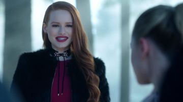 Le collier ras de cou de Cheryl Blossom (Madelaine Petsch) dans Riverdale S01E11