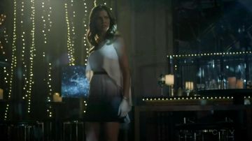 El vestido usado por Charlotte Richards / la madre (Tricia Helfer) en Lucifer S02E16