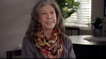 The scarf flowers Frankie Bergstein (Lily Tomlin) in Grace and Frankie S03E02