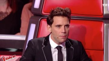 La veste blazer à revers en velours portée par Mika dans The Voice : La plus belle voix du 20/05/2017