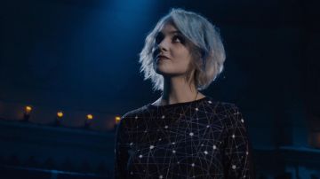 El vestido brillante de Riley Blue como se ve en Sense8 S02E04
