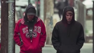 La sudadera roja Ecko Unltd. usado por Connie Nikas (Robert Pattinson) en la película Good Time