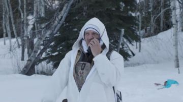 The jacket / anorak white Cory Lambert (Jeremy Renner) in Wind River