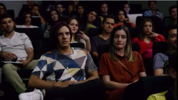 Le t-shirt graphique d'un étudiant d'Hernando dans Sense8 S02E01