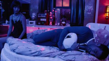 Collar de Sun Bak (Bae Doona) en Sense8 S02E08