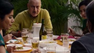 La botella de vino en la casa de los padres de Rajan en Sense8 S02E04