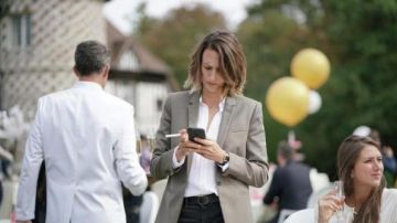 Le blazer gris de Andréa Martel (Camille Cottin) dans Dix pour cent S02E03