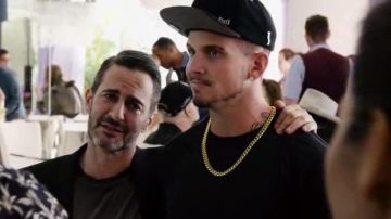 The cap Charly boyfriend of Marc Jacobs in Sense8 S02E09