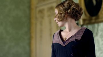 Medallón de oro de Lady Edith Crawley (Laura Carmichael) en Downton Abbey