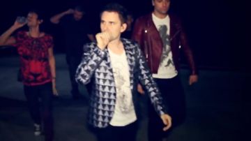 La veste mosaïque triangle de Matthew Bellamy de Muse dans le clip Follow Me