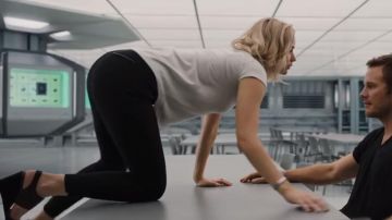 Les chaussures compensées noires de Aurora Lane (Jennifer Lawrence) dans Passengers