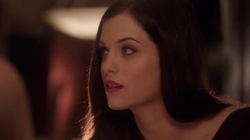 The red lips of Helena Bertinelli (Jessica de Gouw) in Arrow S01E08