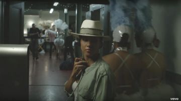 Le chapeau de Alicia Keys dans son clip Tears Always Win