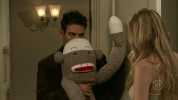 La peluche de l'ex de Ted Mosby (Josh Radnor) dans How I Met Your Mother S01E04