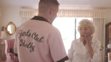 La chemise rose Sports Club Shelby de Macklemore dans son clip Glorious