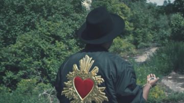 Le blouson avec un coeur dans le dos de Soprano dans son clip Coeurdonnier