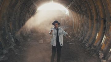 La veste en jean délavée de Soprano dans son clip Coeurdonnier