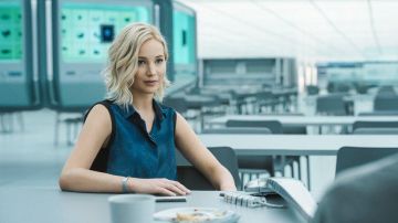 Le chemisier sans manche bleu de Aurora Lane (Jennifer Lawrence) dans Passengers