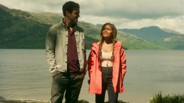 Impermeable de coral de Evie (Antonia Thomas) en Lovesick S02E01