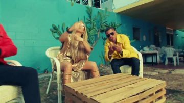 La tunique dorée de Jennifer Lopez dans Ni Tú Ni Yo ft. Gente de Zona