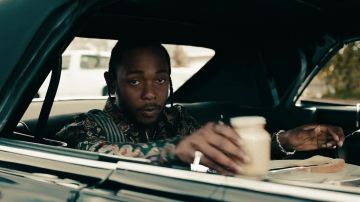 Le blouson à motifs de Kendrick Lamar dans dans son Humble