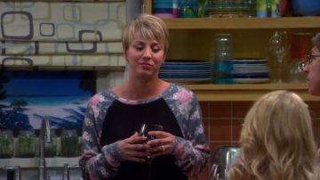 The sweatshirt with flowers of Penny (Kaley Cuoco) in The Big Bang Theory S08E04