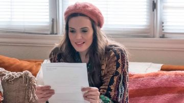 The beret pink Rebecca Pearson (Mandy Moore) in This is us