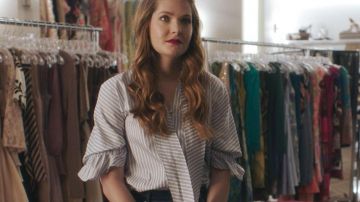 La blusa de Sutton Brady (Meghann Fahy) dans The Bold Type S01E03