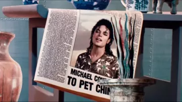 La camisa hawaiana usada por Michael Jackson para la canción Leave Me Alone en la película Moonwalker