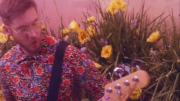 Les lunettes de vue de Calvin Harris dans son clip Feels