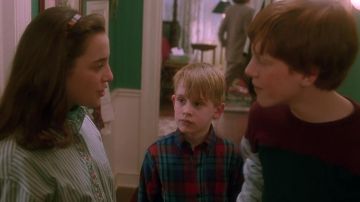 The green mantle of Kevin McCallister (Macaulay Culkin) in Mom, I still ...