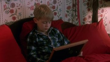 The pyjama plaid of Kevin McCallister (Macaulay Culkin) in Mom, I still missed the plane