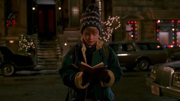 The green mantle of Kevin McCallister (Macaulay Culkin) in Mom, I still missed the plane