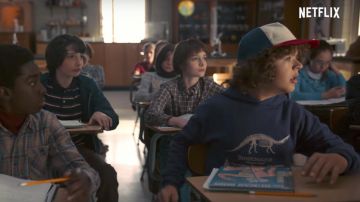 Le sweatshirt Brontosaurus de Dustin Henderson (Gaten Matarazzo) dans Stranger Things saison 2